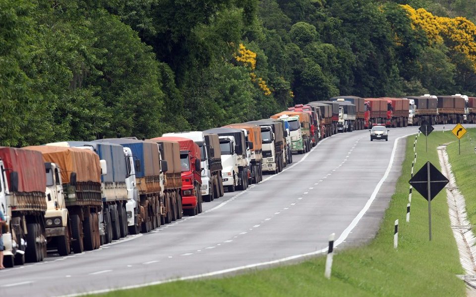 fila de caminhões da logística no agronegócio