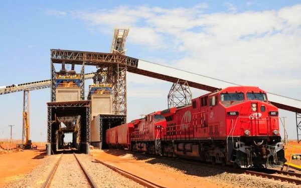 Vagões de trem sendo carregados em balanças de fluxo